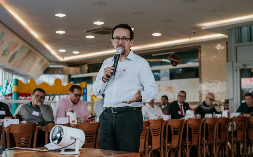 Lenilson Gabriel falando ao microfone durante uma apresentação em uma reunião do BNI